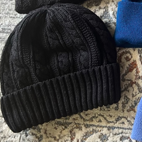 Bundle of 6 Mixed Brand Beanies Rip Curl, Manzella, and non name brand. - Picture 13 of 14